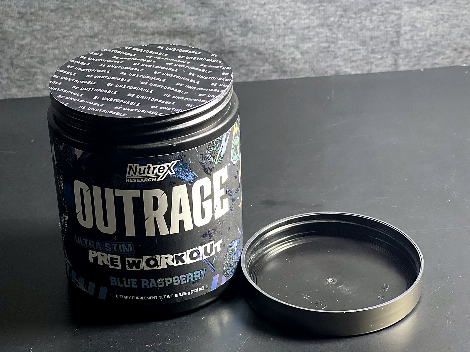 Envase de Nutrex Outrage Ultra Stim con su tapa