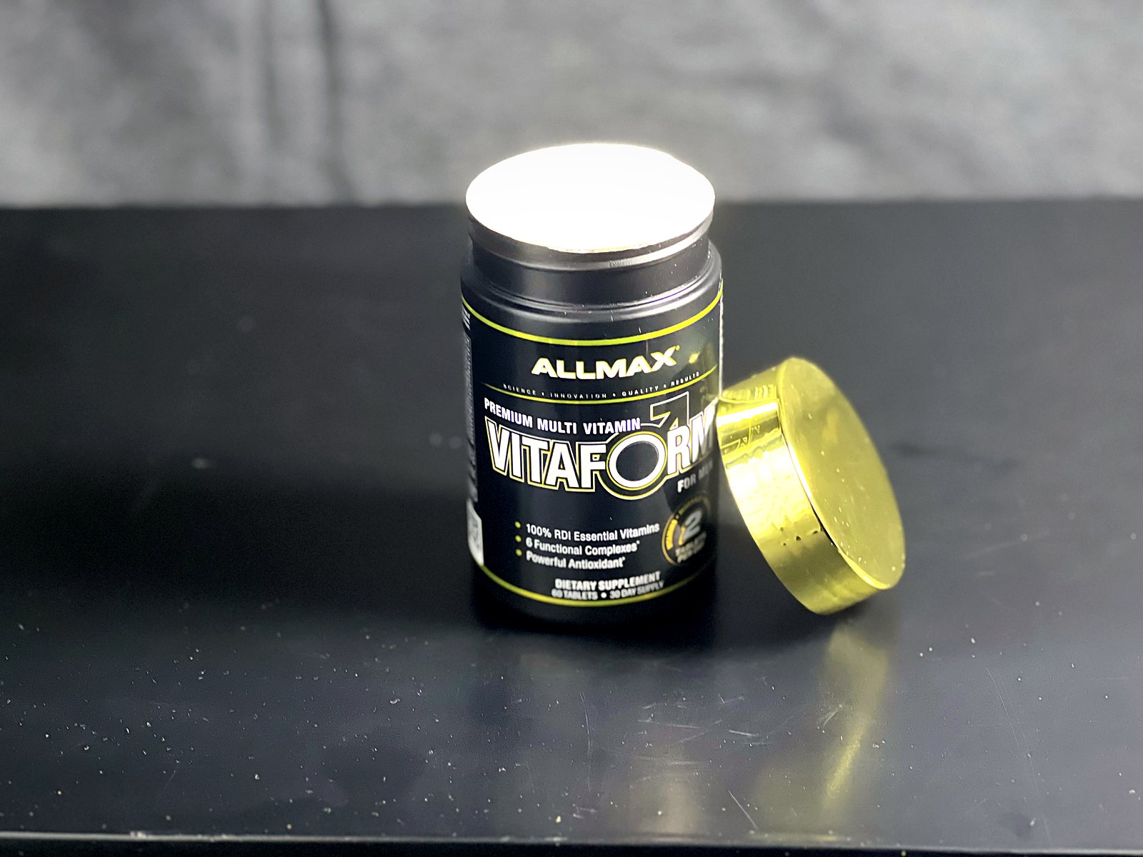 Frasco de AllMax Premium Vitaform con su sello interno
