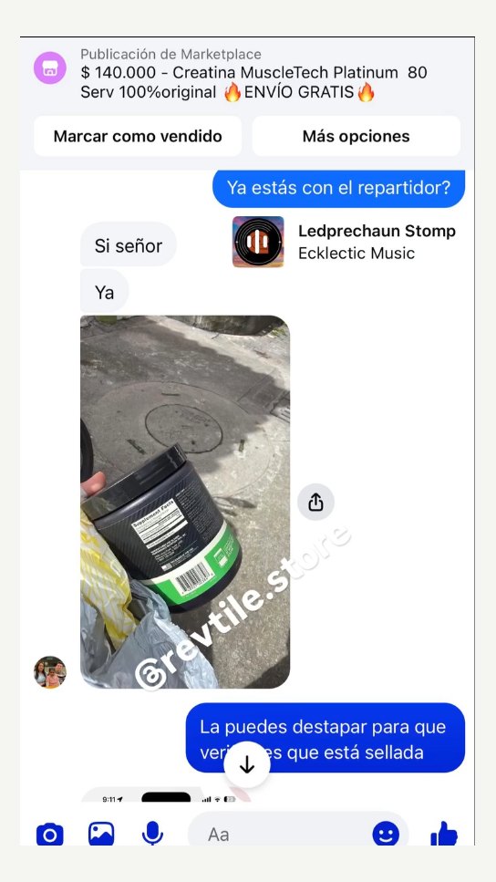 Captura de chat: cliente recibiendo su MuscleTech con el repartidor